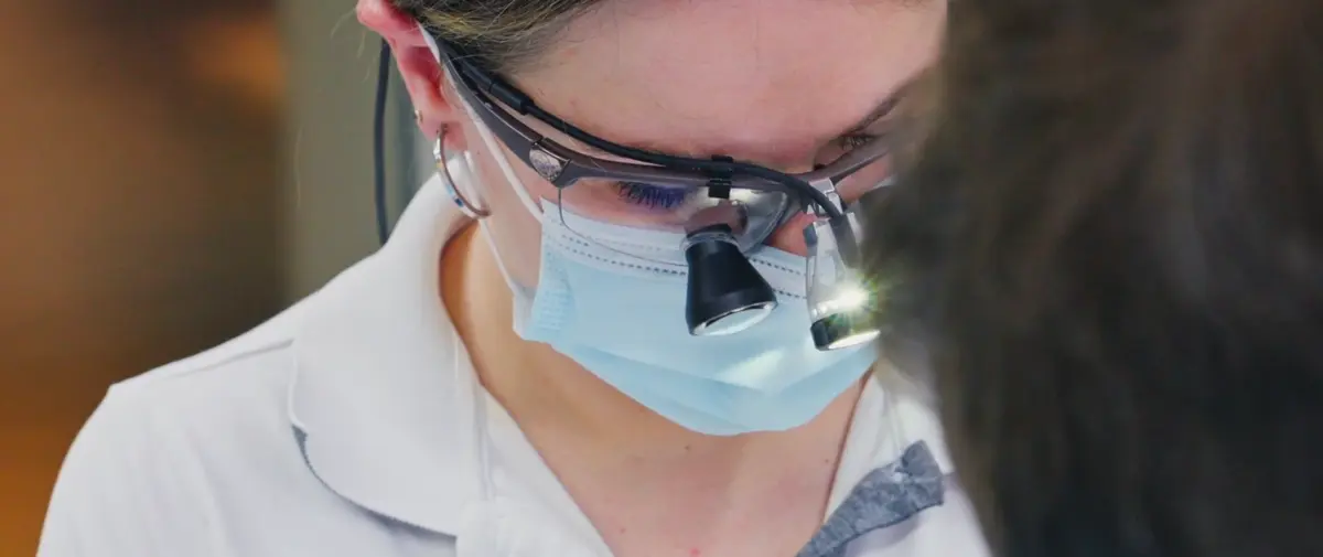 Nahaufnahme von Zahnärztin Sarah Knefel mit Lupenbrille