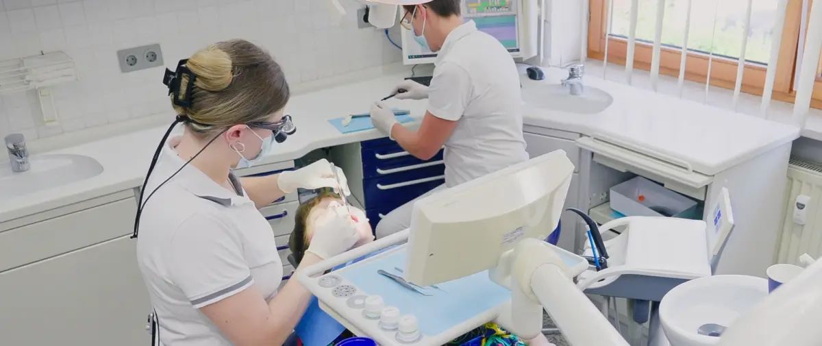 Zahnärztin Sarah Knefel und Assistentin während einer Kinderbehandlung