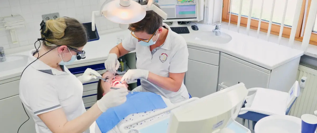 Zahnärztin Sarah Knefel und Assistentin während einer Patientenbehandlung