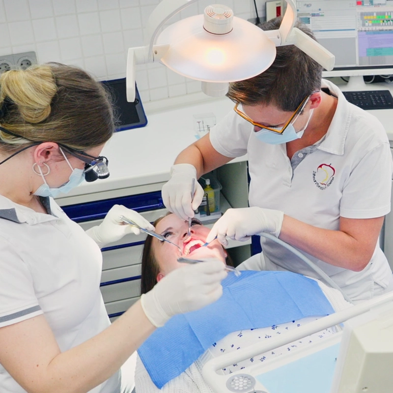 Aufnahme von Zahnärztin Sarah Knefel mit Assistentin während einer Zahnbehandlung