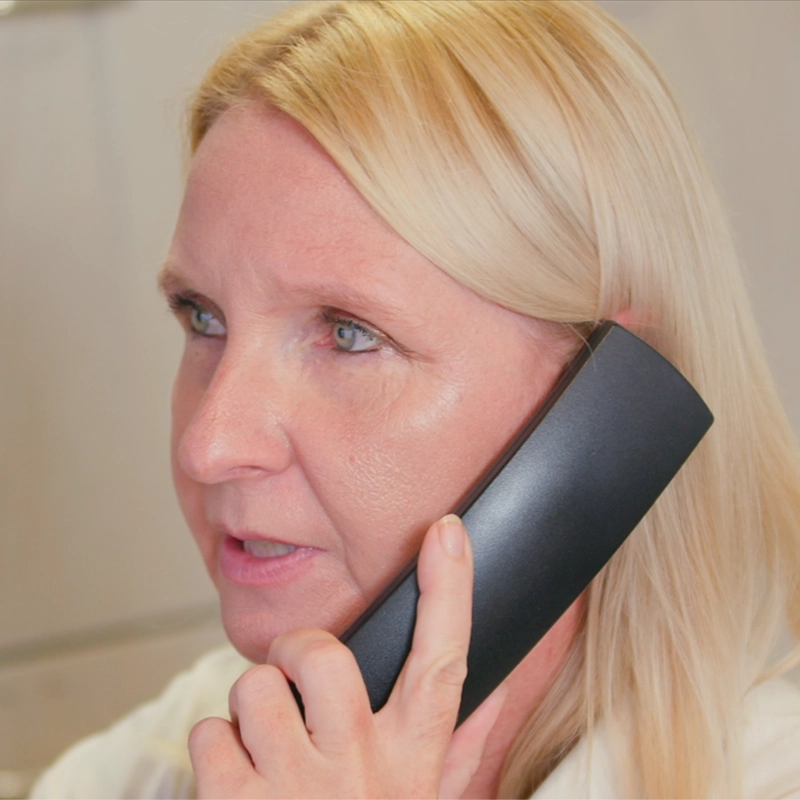 Anfrage / Kontakt Zahnarztpraxis Sarah Knefel in Aßling Aufnahme einer Mitarbeiterin der Zahnarztpraxis während eines Telefonats