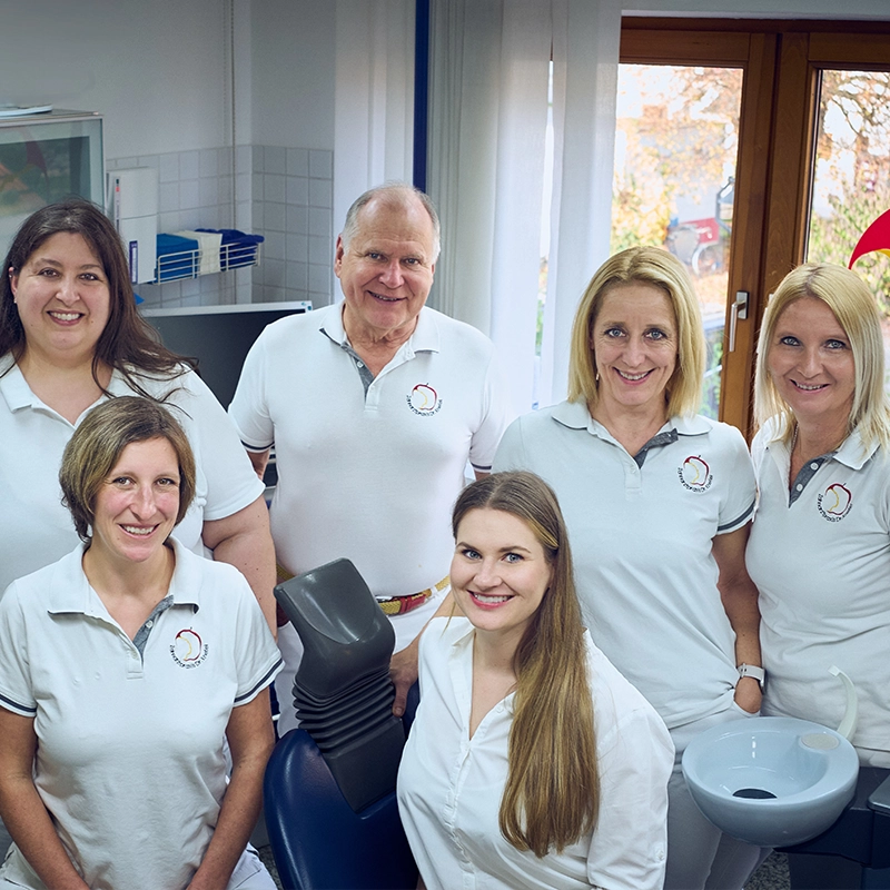 Aufnahme des freundlichen Praxisteams der Zahnarztpraxis Knefel in Aßling bei Ebersberg