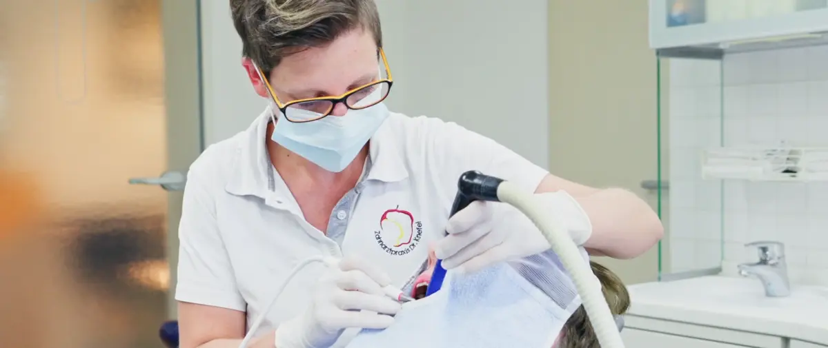 Aufnahme einer Assistentin während einer Prophylaxe-Behandlung