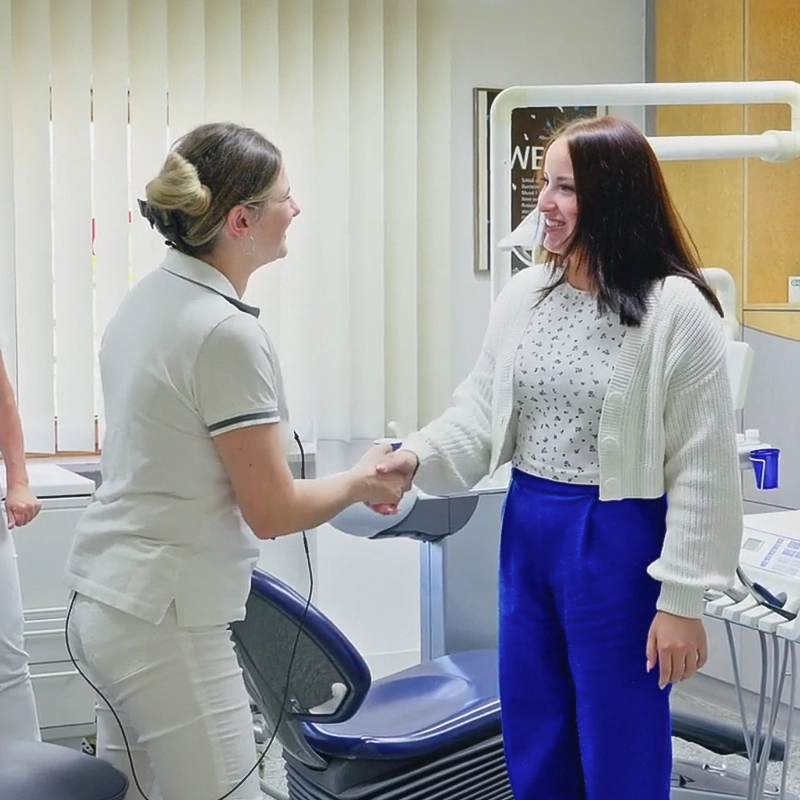 Aufnahme von Zahnärztin Sarah Knefel bei der Begrüßung einer Patientin