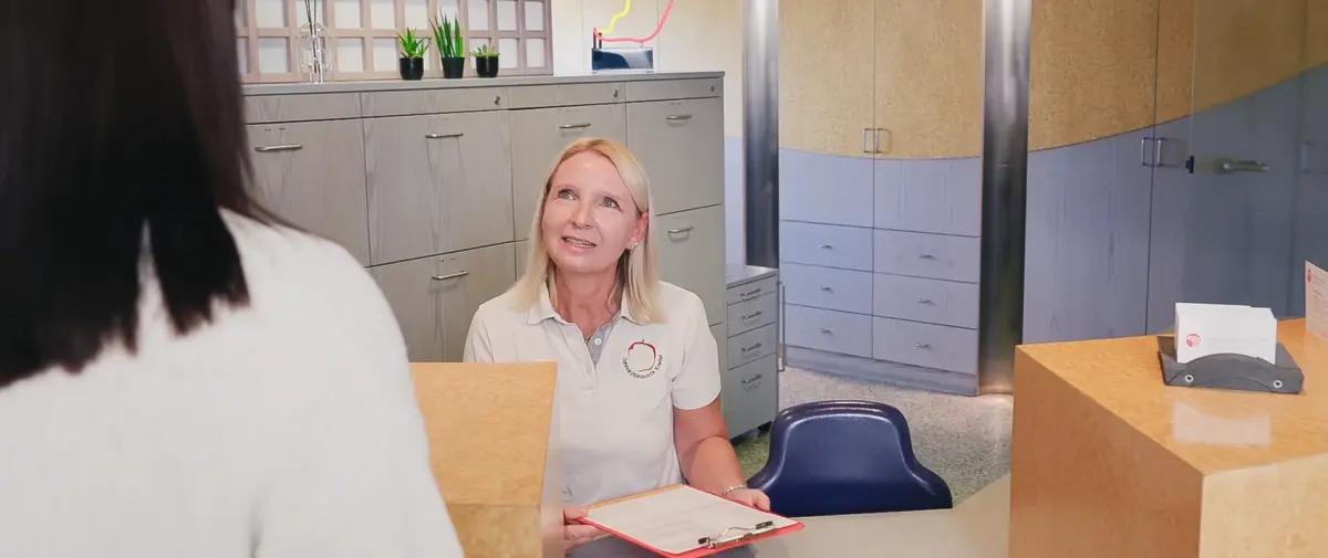 Aufnahme einer Mitarbeiterin an der Rezeption