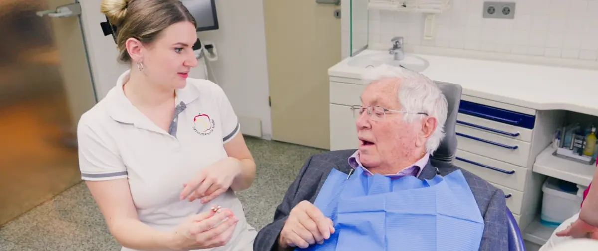 Aufnahme von Zahnärztin Sarah Knefel während eines Patientengesprächs